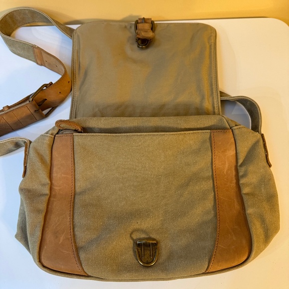 VINTAGE L.L. BEAN CANVAS AND LEATHER MESSENGER BAG - Picture 3 of 14